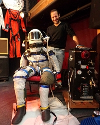 Dr. Cameron M Smith und sein DIY Spacesuit